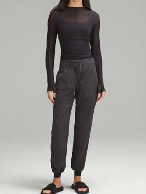 LULULEMON women's Dance Studio pants size 6 like new